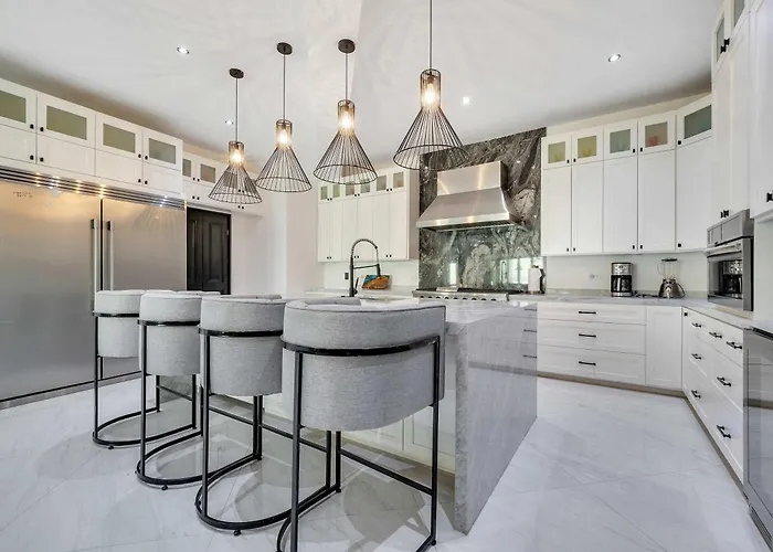 Marbella Lane Grand 5br Oasis Getaway