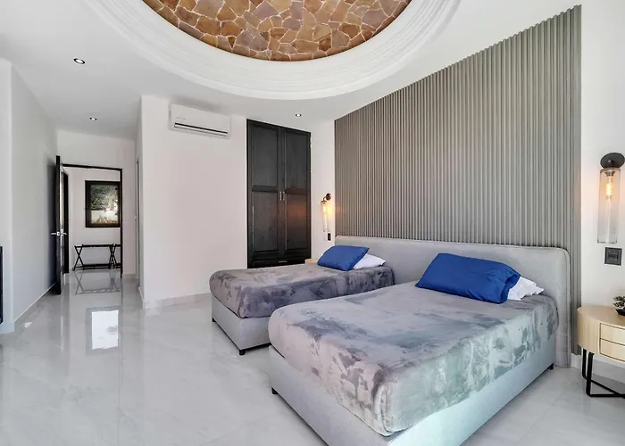 Сasa de vacaciones Marbella Lane Grand 5br Oasis Getaway