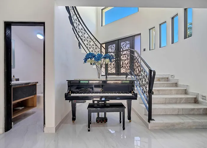 Marbella Lane Grand 5br Oasis Getaway
