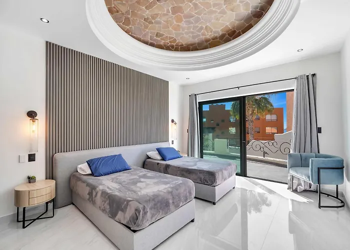 Marbella Lane Grand 5br Oasis Getaway *