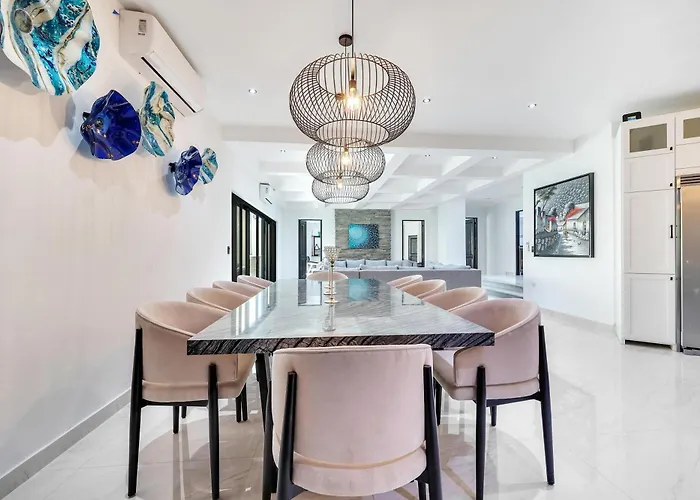 Marbella Lane Grand 5br Oasis Getaway Сasa de vacaciones *