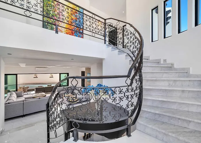 Marbella Lane Grand 5br Oasis Getaway *