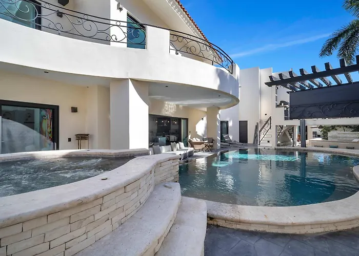 Сasa de vacaciones Marbella Lane Grand 5br Oasis Getaway *