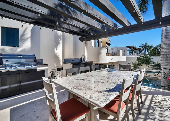 Сasa de vacaciones Marbella Lane Grand 5br Oasis Getaway
